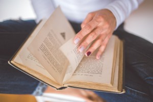 s_hand-vintage-old-book