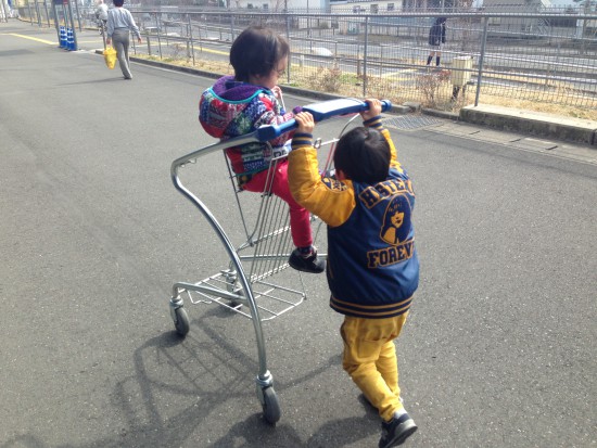 次男を押す長男