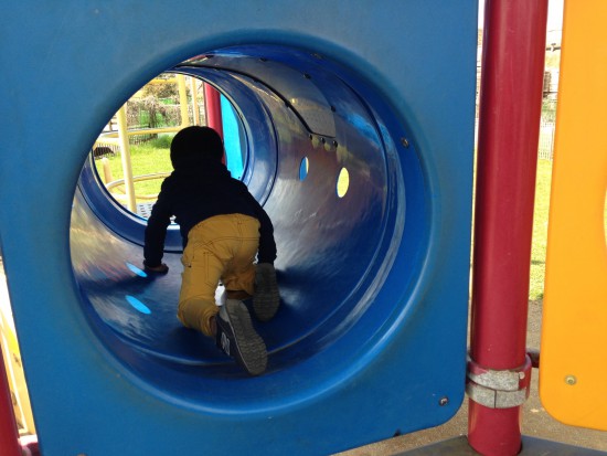 出羽公園で遊ぶ子供