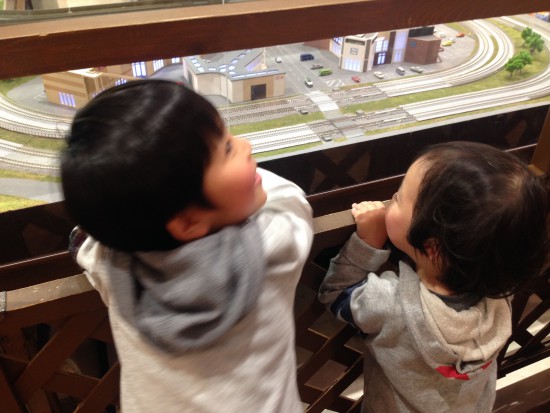 電車を見てる長男と次男