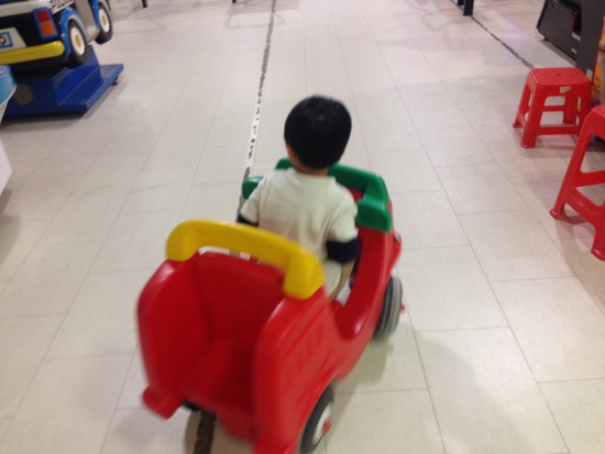 乗れる車のおもちゃ