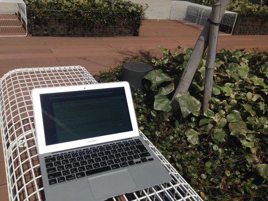 ベンチとMacBookAir