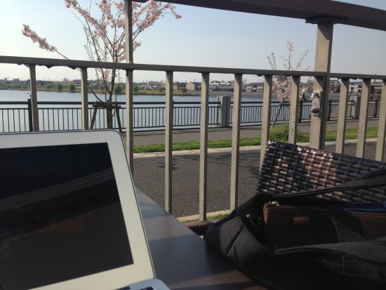 テラス席でMacBookAir