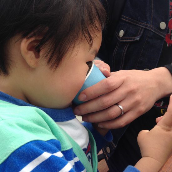 ジュースを飲む次男