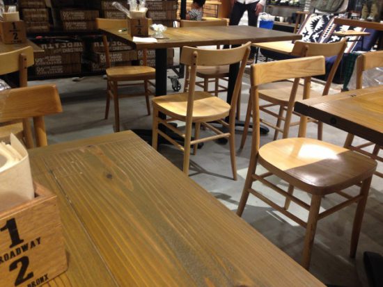 ニコアンドの店内