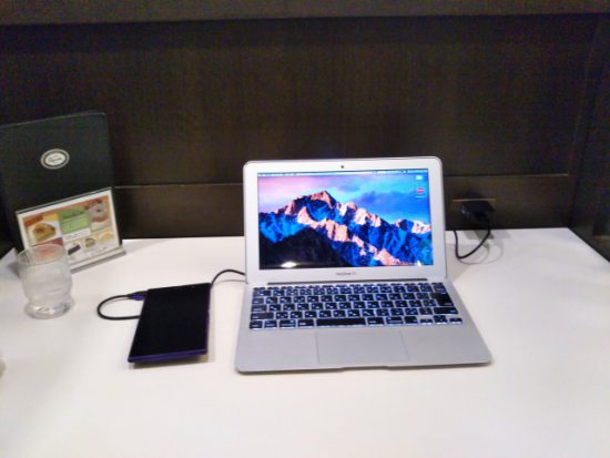 ルノアールのテーブル