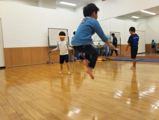 縄跳びの練習中
