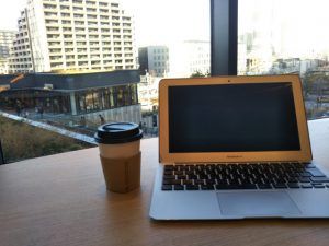 MacBookAirで仕事中