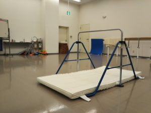 鉄棒とマットの画像