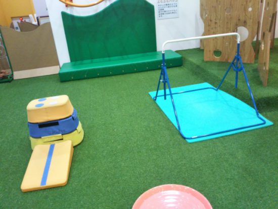 キッドイズの鉄棒など