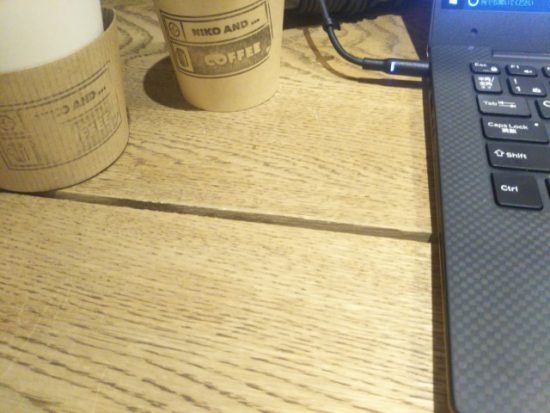 ニコアンドのテーブル