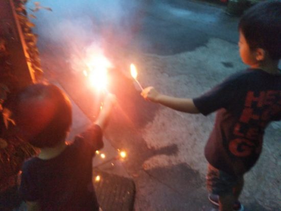 花火をやっている子供たち