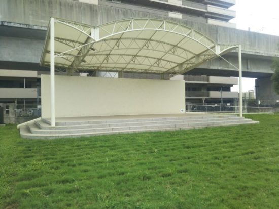 におどり公園のステージ