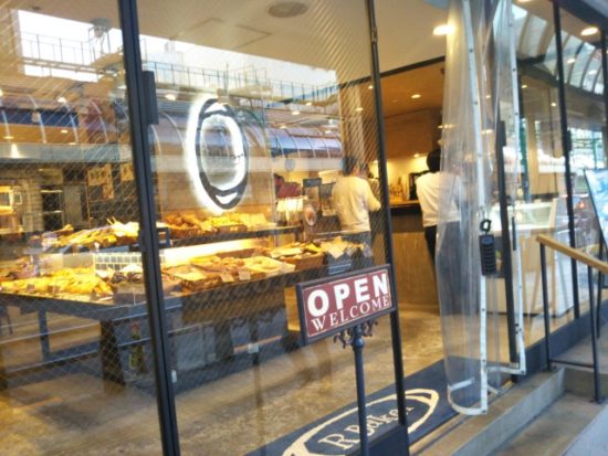 アールベイカーの入口