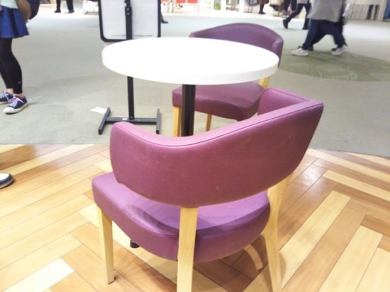 テーブルとイス