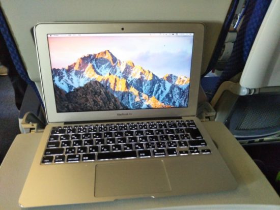 飛行機内のMacBookAir