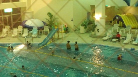 すべり台のプール