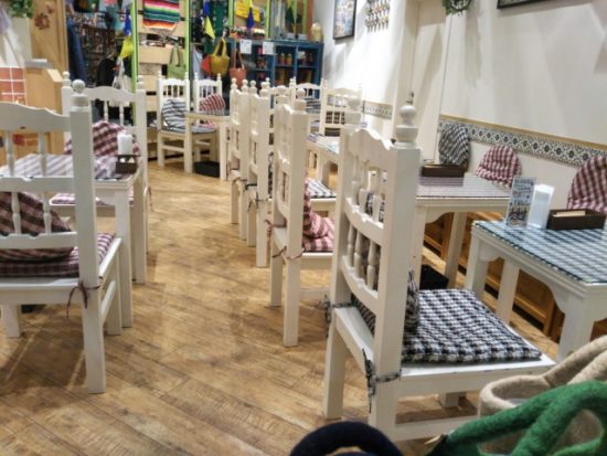 チチカカクウシ