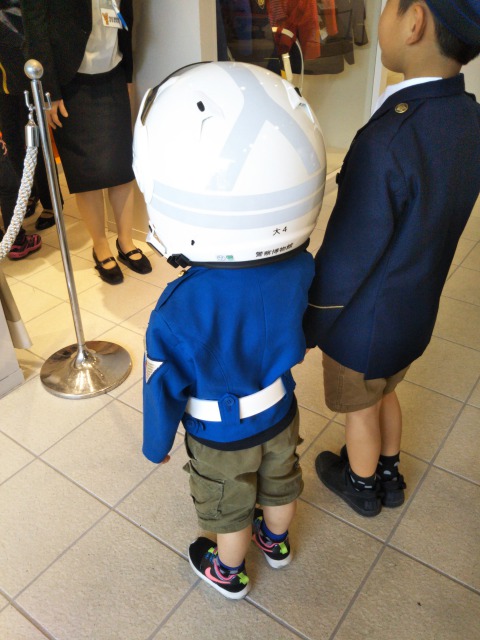 制服を着た次男