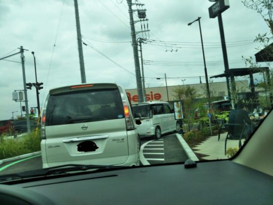 スタバの車の行列