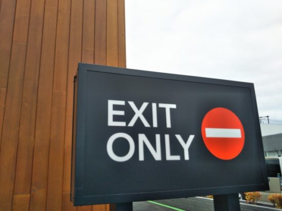 出口の看板スタバ