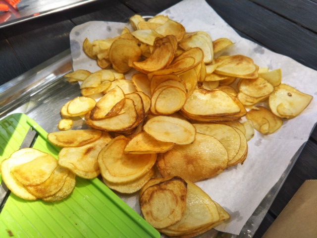揚げたポテトチップス