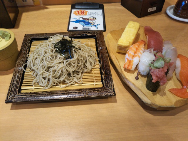 蕎麦と寿司の画像