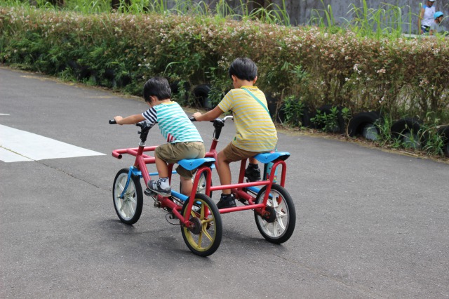 自転車に乗る子供たち