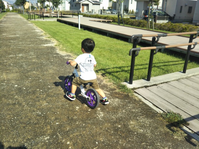 ストライダーに乗る次男