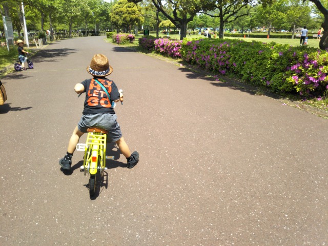 自転車に乗る長男