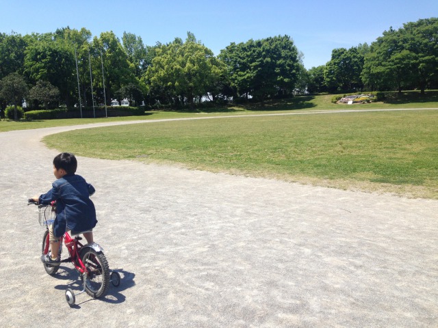自転車に乗っている長男