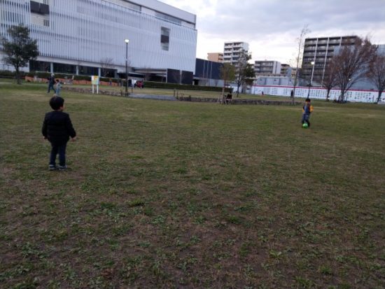 公園で遊ぶ子供たち