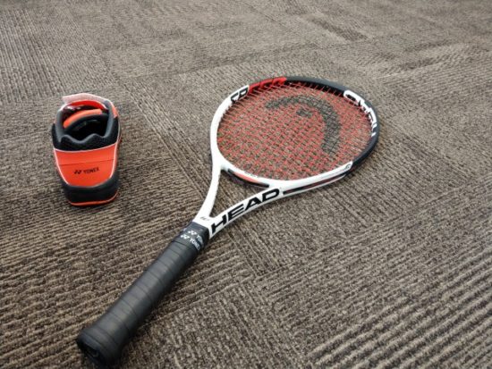 テニスラケットとシューズの画像