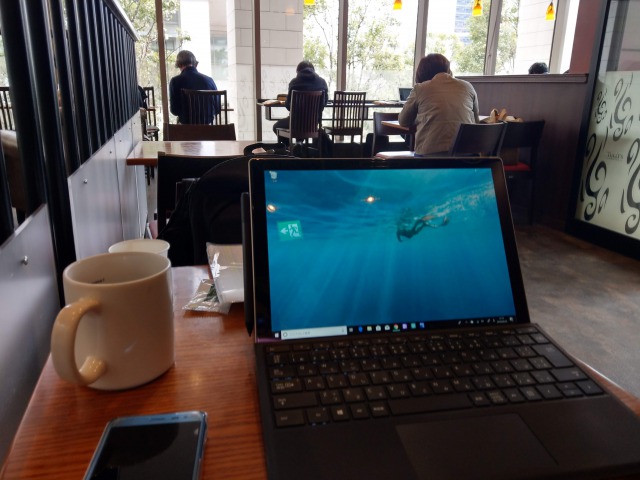 カフェでパソコン