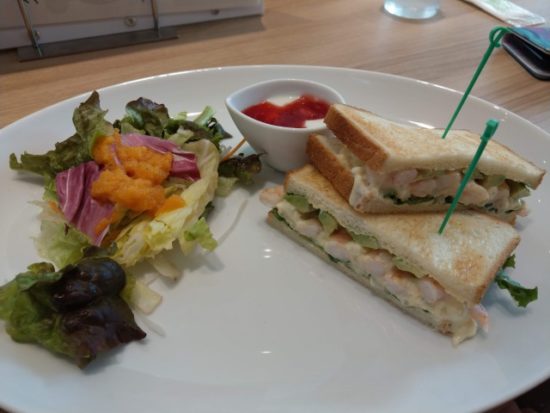 麹町珈琲の海老アボカドサンドプレート