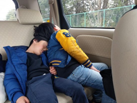 車で寝る子供たちの画像