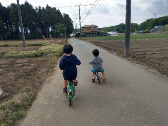 自転車に乗る子供たち
