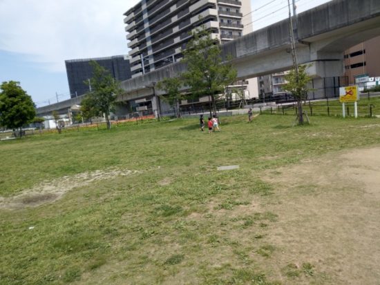 遊具で遊ぶ子供たち