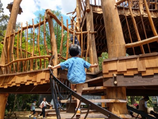 ムーミンバレーパークのヘムレンさんの遊園地で遊ぶ子供たち