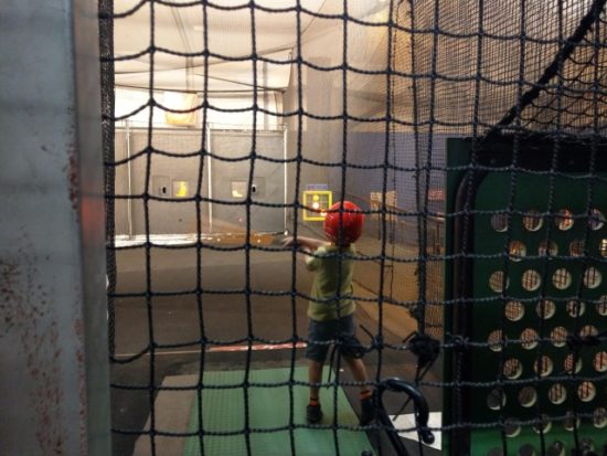 スポッチャで遊ぶ子供の画像