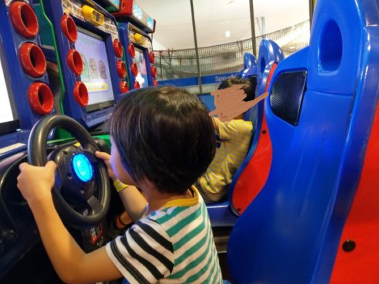 マリオカートをやる子供たち