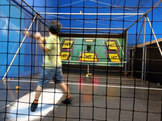 スポッチャで遊ぶ子供の画像