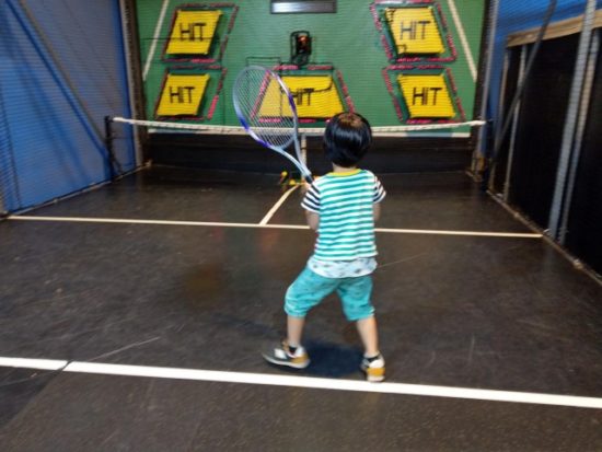 スポッチャで遊ぶ子供の画像