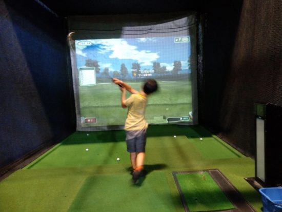 スポッチャで遊ぶ子供の画像