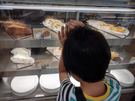 cafe restoのケーキをみる次男