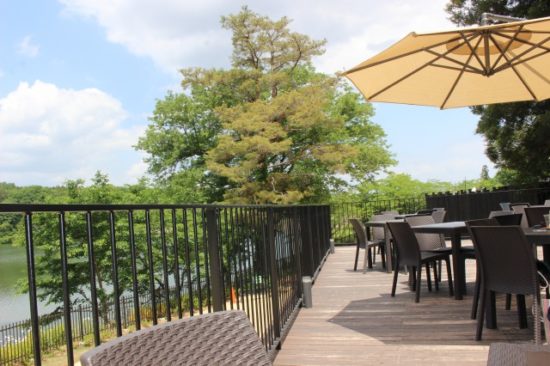 メッツァビレッジのテラス席