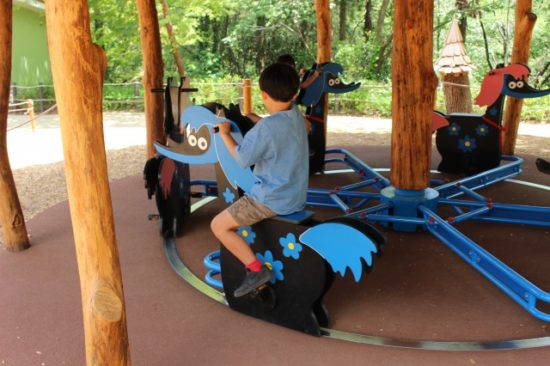 ムーミンバレーパークのヘムレンさんの遊園地で遊ぶ子供たち