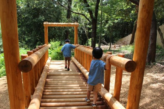 ムーミンバレーパークのヘムレンさんの遊園地で遊ぶ子供たち
