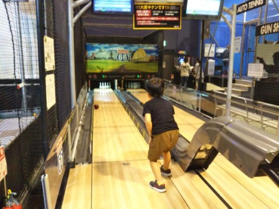 スポッチャで遊ぶ子供