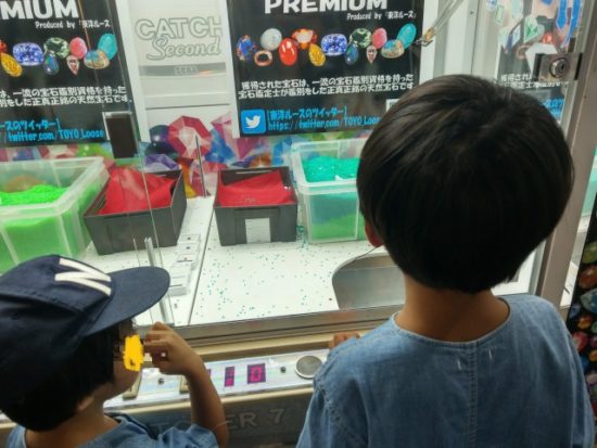 UFOキャッチャーをする子供たち